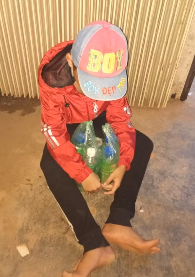 Một ngày ra đường của Khuôn đến tối mịt mới trở về.