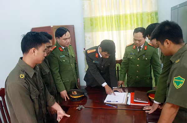 Công an xã báo cáo lãnh đạo Công an huyện về phương án triệt xóa tụ điểm ma túy phức tạp