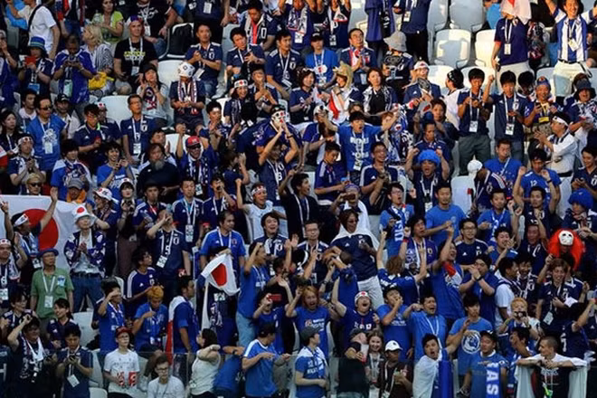 CĐV Nhật Bản trên sân Volgograd Arena vỡ òa khi biết Senegal bị Colombia đánh bại trong trận đấu cùng giờ, qua đó giúp đại diện mặt trời mọc đi tiếp.