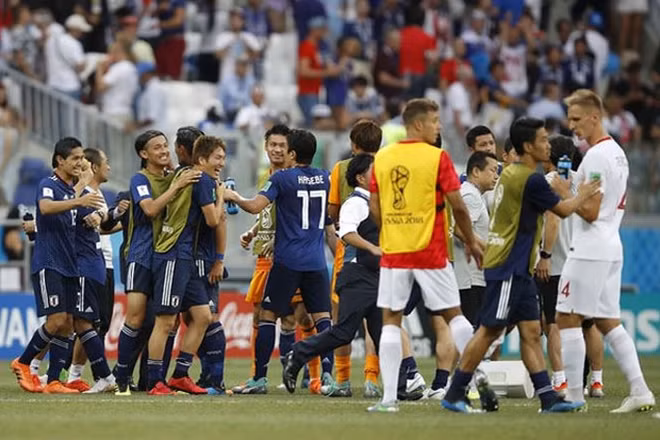 Nhật Bản lách qua khe cửa hẹp mong manh để đi tiếp tại World Cup 2018. Ảnh: Getty
