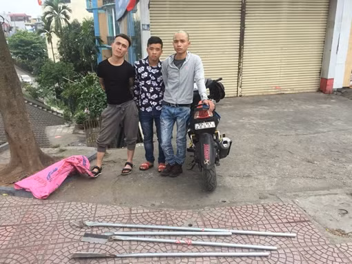 Vác mã tấu, dao tự chế “thị uy” để dán tờ rơi cầm đồ