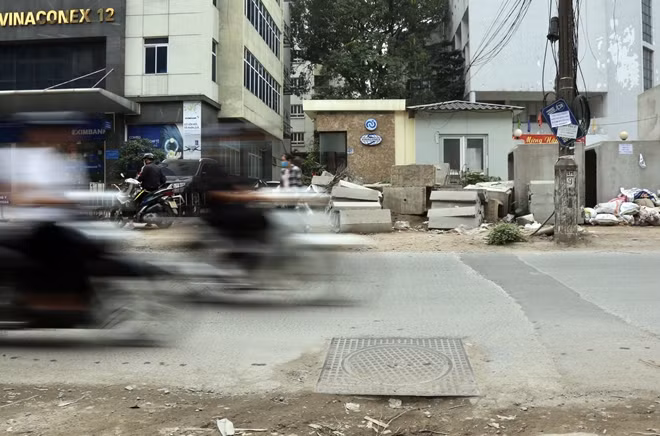 Theo một hộ kinh doanh trên tuyến đường Vũ Trọng Phụng chia sẻ, dự án mở rộng và cải tạo tuyến đường trên sau gần 3 năm vẫn còn dở dang. Hệ thống cống, điện vẫn chưa xong, mọi thứ đều làm lỡ dở, gây ảnh hưởng đến người dân xung quanh rất nhiều. Bắt đầu từ dịp trước Tết đã không thấy công nhân thi công tại dự án này.