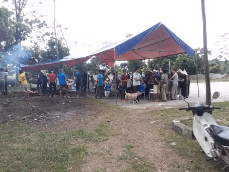 Người nhà bà H. chuẩn bị tang lễ.
