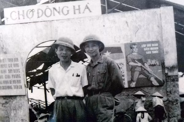 Nhà văn Nguyễn Minh Châu (trái) trong một chuyến công tác Nhà văn Nguyễn Minh Châu (trái) trong một chuyến công tác