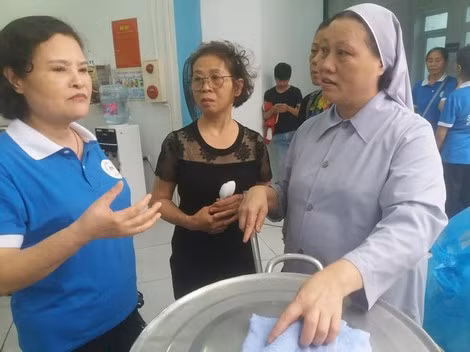 Dù rất bận rộn nhưng bà Bính vẫn trực tiếp tham gia chỉ đạo việc nấu cháo, cơm từ thiện.
