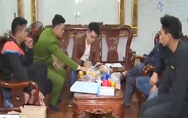 Cán bộ Cục Cảnh sát điều tra tội phạm về tham nhũng, kinh tế, buôn lậu lập biên bản đối tượng buôn lậu.