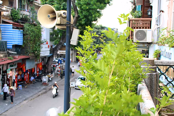 Ngôi nhà xưa kia vốn là của gia đình ông bà doanh nhân Trịnh Văn Bô - Hoàng Thị Minh Hồ được dùng để buôn bán tơ lụa. Trong kháng chiến, ngôi nhà đã được chọn làm địa điểm đón Chủ tịch Hồ Chí Minh khi từ chiến khu Việt Bắc trở về.