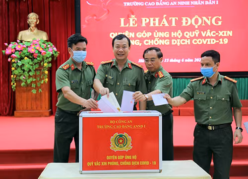 Đại biểu dự Hội nghị tổng kết công tác năm học 2020-2021 tại Trường tham gia ủng hộ Quỹ phòng chống COVID-19 Đại biểu dự Hội nghị tổng kết công tác năm học 2020-2021 tại Trường tham gia ủng hộ Quỹ phòng chống COVID-19