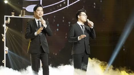 Duy Cường và thầy, ca sĩ Ngọc Sơn trên sân khấu.