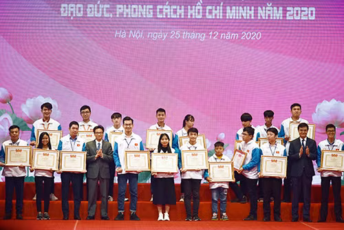 Phó Thủ tướng Vũ Đức Đam trao Bằng khen cho các học sinh, sinh viên xuất sắc, tiêu biểu