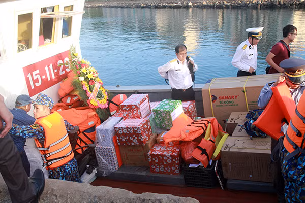 Những chuyến tàu mang nặng nghĩa tình chở Tết ra đảo