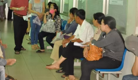 Chờ đợi lấy kết quả xét nghiệm ở bệnh viện.
