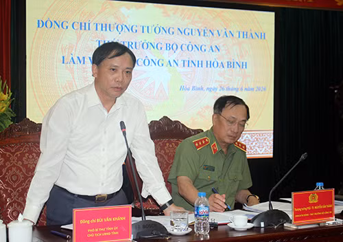 Đồng chí Bùi Văn Khánh, Chủ tịch UBND tỉnh phát biểu tại Hội nghị