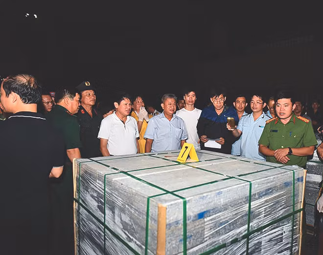 Ban chuyên án kiểm tra khối đá Granite bên trong chứa ma túy tổng hợp dạng “đá”. Ban chuyên án kiểm tra khối đá Granite bên trong chứa ma túy tổng hợp dạng “đá”.