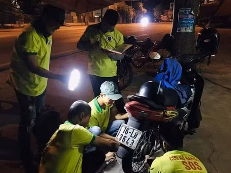 Các thành viên SOS Thuỷ Nguyên đang tham gia "giải cứu" 1 chiếc xe bị hỏng.