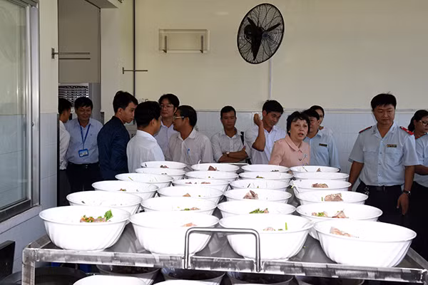 Đoàn thanh kiểm tra trao đổi với lãnh đạo của Tổng Công ty Thuốc lá Sài Gòn xoay quanh vấn đề mẫu mì vàng bị “dính” hàn the.