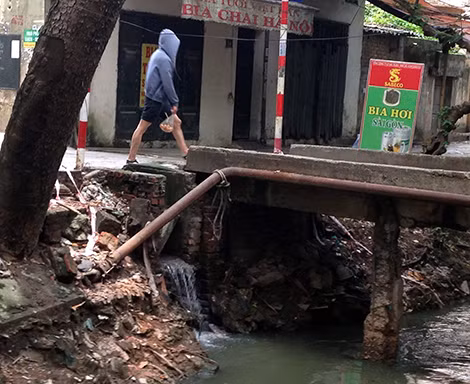 Nước thải sinh hoạt xả thẳng ra mương nước ở ngõ 581 Phạm Văn Đồng.