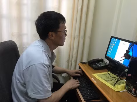 Anh Vũ Xuân Trường làm việc thuần thục bằng máy tính.
