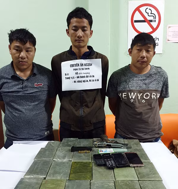 Các đối tượng và tang vật 60 bánh heroin bị bắt giữ.