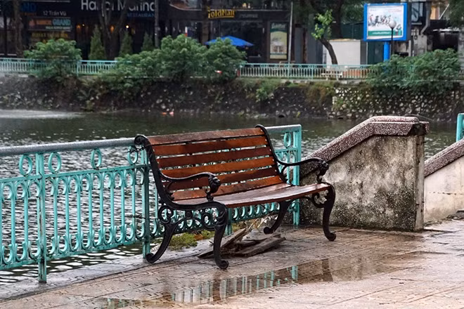 Chiếc ghế bên hồ Tây thường ngày uôn có người ngồi, sáng nay lạnh lẽo giữa tiết trời lạnh.
