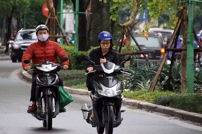 Đường Thanh Niên vào thời điểm 7h sáng ngày 22-11, người dân khi phải đi qua tuyến đường này đều không khỏi xuýt xoa vì cái lạnh từ hồ Tây đưa vào.
