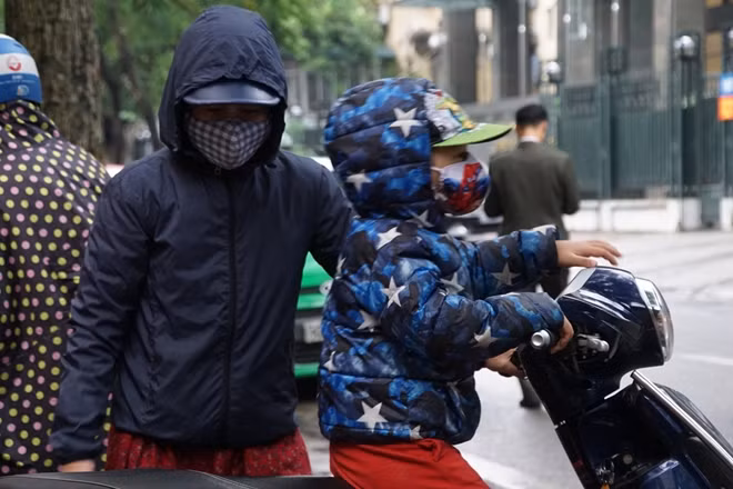 Trẻ em như những chú gấu bông nhỏ được cha mẹ đưa đến trường.