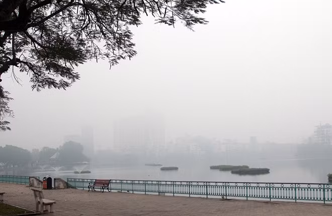 Hồ Tây trong ngày mưa rét lạnh nhất từ đầu đông cũng trở lên vắng vẻ hơn.