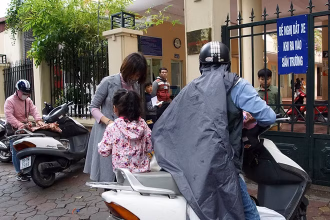 Hà Nội đang trong những ngày thời tiết giá lạnh do ảnh hưởng của không khí lạnh tăng cường. Thời điểm 6h30 sáng ngày 22-11, nhiệt độ ở mức 16 độ C cùng với đó là cơn mưa rả rích từ sáng sớm khiến bất cứ ai ra đường cũng phải suýt xoa vì lạnh.