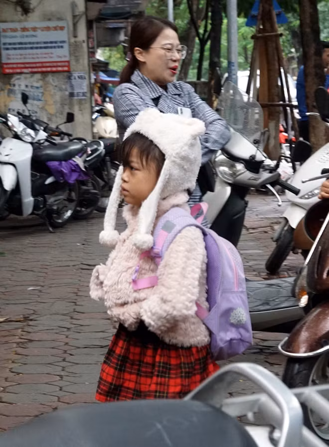 Hình ảnh các em trong những ngày này đôi lúc khiến chúng ta cảm nhận giống những chú gấu nhỏ, nấm lùn tinh nghịch.