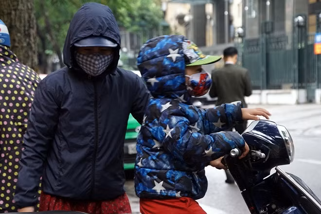 Thời tiết khắc nghiệt giá rét gây ra ảnh hưởng rất lớn tới cuộc sống của không chỉ người lớn mà cả trẻ nhỏ.
