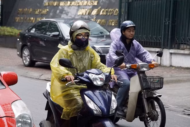 Từ sáng sớm, những người đi xe máy ngoài đường có thể cảm nhận rõ cái lạnh nhất từ đầu mùa.