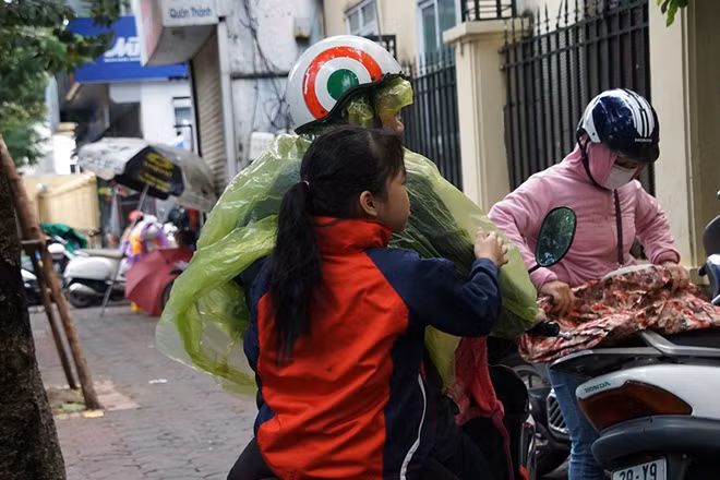 Nhiệt độ khá thấp xuống tới 16 độ C kèm với mưa khiến công việc hàng của những bậc phụ huynh là đứa trẻ nhỏ tới trường hôm nay cũng thêm phần vất vả. Để đảm bảo sức khỏe cho trẻ nhỏ khi ra đường, các em đều được cha mẹ trang bị áo ấm, khẩu trang cùng khăn len, mũ ấm đầy đủ.