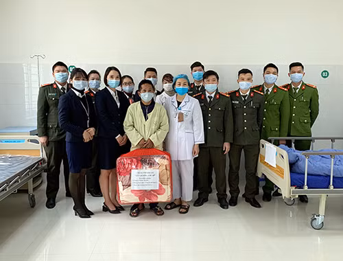 Công an Sơn La mang Tết ấm áp đến với bệnh nhân đặc biệt khó khăn