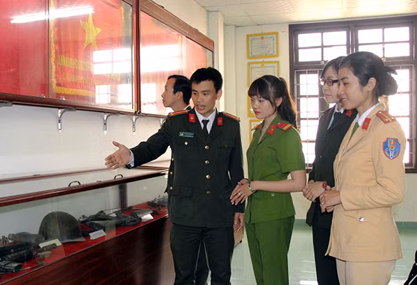 CBCS trẻ tham quan phòng truyền thống Công an TP Huế.