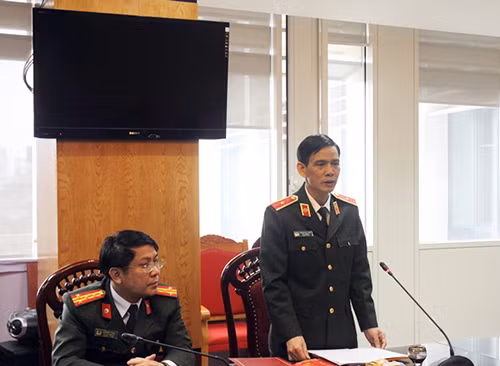 Thiếu tướng Hoàng Đức Lừng, Cục trưởng Cục Tổ chức cán bộ báo cáo công tác ứng trực với Bộ trưởng và đoàn công tác Bộ công an