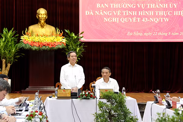 Đồng chí Nguyễn Văn Bình tại buổi làm việc.