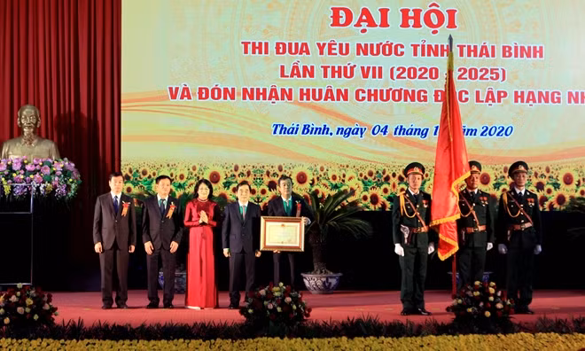 Phó Chủ tịch nước Đặng Thị Ngọc Thịnh trao Huân chương Độc lập hạng Nhất tặng tỉnh Thái Bình