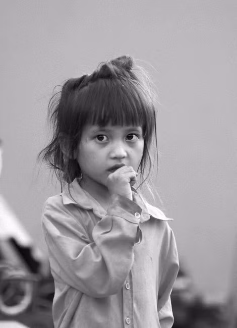 Ánh mắt trong veo của trẻ thơ nơi đại ngàn thăm thẳm. Ánh mắt trong veo của trẻ thơ nơi đại ngàn thăm thẳm.