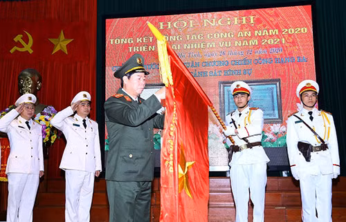 Thứ trưởng Bùi Văn Nam trao Huân chương chiến công hạng 3 cho Phòng Cảnh sát hình sự.
