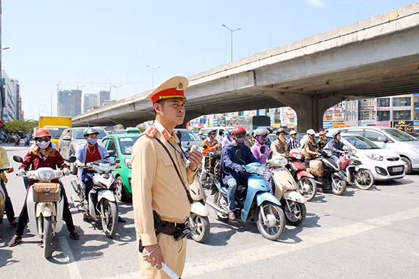 Ngã tư Khuất Duy Tiến (Quận Thanh Xuân, Thành Phố Hà Nội) vào thời điểm 10h sáng với nhiệt độ đã lên tới 40 độ C khiến ai cũng cảm thấy khó thở, ngột ngạt.
