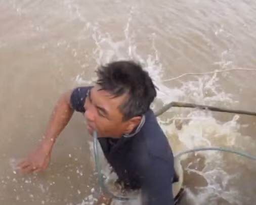 Năm Công và những pha ngụp lặn sâu dưới đáy sông Hàm Luông.