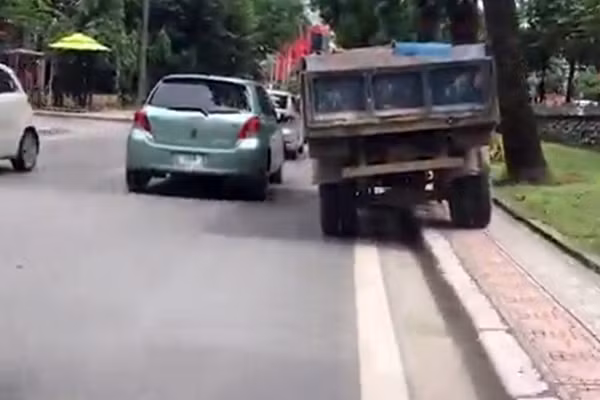 Chiếc xe tải làm xiếc trên đường.
