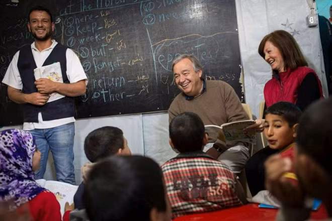 Tân Tổng thư ký LHQ Antonio Guterres (giữa) đang nói chuyện với trẻ tị nạn người Syria. Ông được mệnh danh là “vị tiên của hàng triệu nạn nhân chiến tranh và tị nạn đau khổ”. Ảnh: Reuters