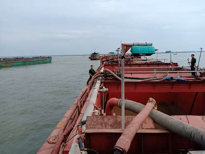 Một phương tiện khai thác cát trái phép trên vùng biển Cần Giờ bị Bộ đội Biên phòng TP Hồ Chí Minh tạm giữ (Ảnh Đức Thắng).