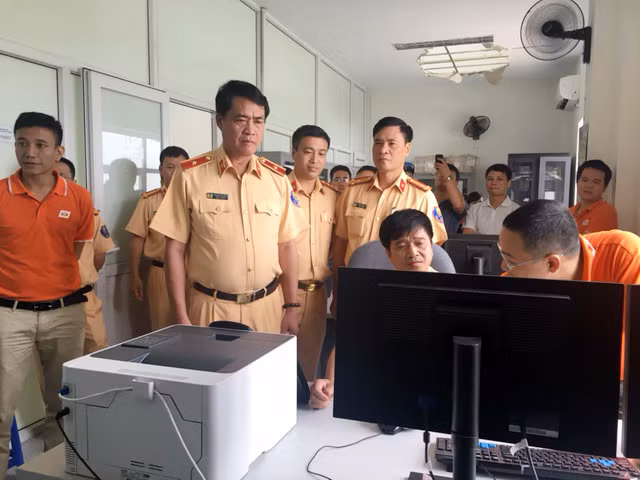 Các cán bộ CSGT được tập huấn về kỹ năng sử dụng hệ thống thiết bị giám sát