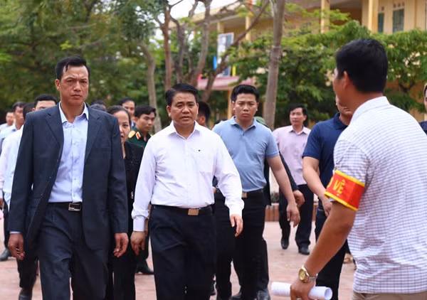 Chủ tịch UBND TP Nguyễn Đức Chung về thôn Hoành. (ảnh VNE)
