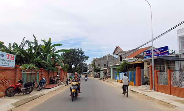 Người dân tự nguyện hiến đất mở rộng đường Nguyễn Văn Trỗi ở thị trấn Nam Phước, huyện Duy Xuyên.
