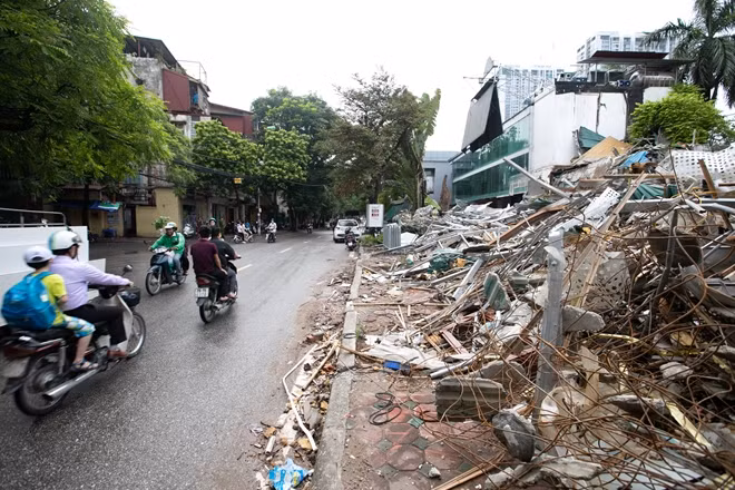 Việc đi lại qua con đường này tuy nhìn có vẻ an toàn nhưng không ai biết được những nguy hiểm tiềm ẩn từ "núi" phế liệu kia