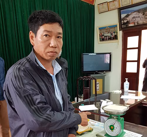 Đối tượng Sặn Văn Lai và tang vật tại cơ quan điều tra
