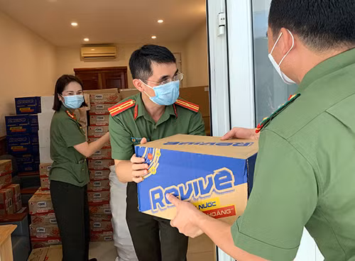 Những thùng hàng nhu yếu phẩm được đóng thùng chuẩn bị lên đường chuyển đến Bệnh viện Dã chiến số 2 Bắc Giang